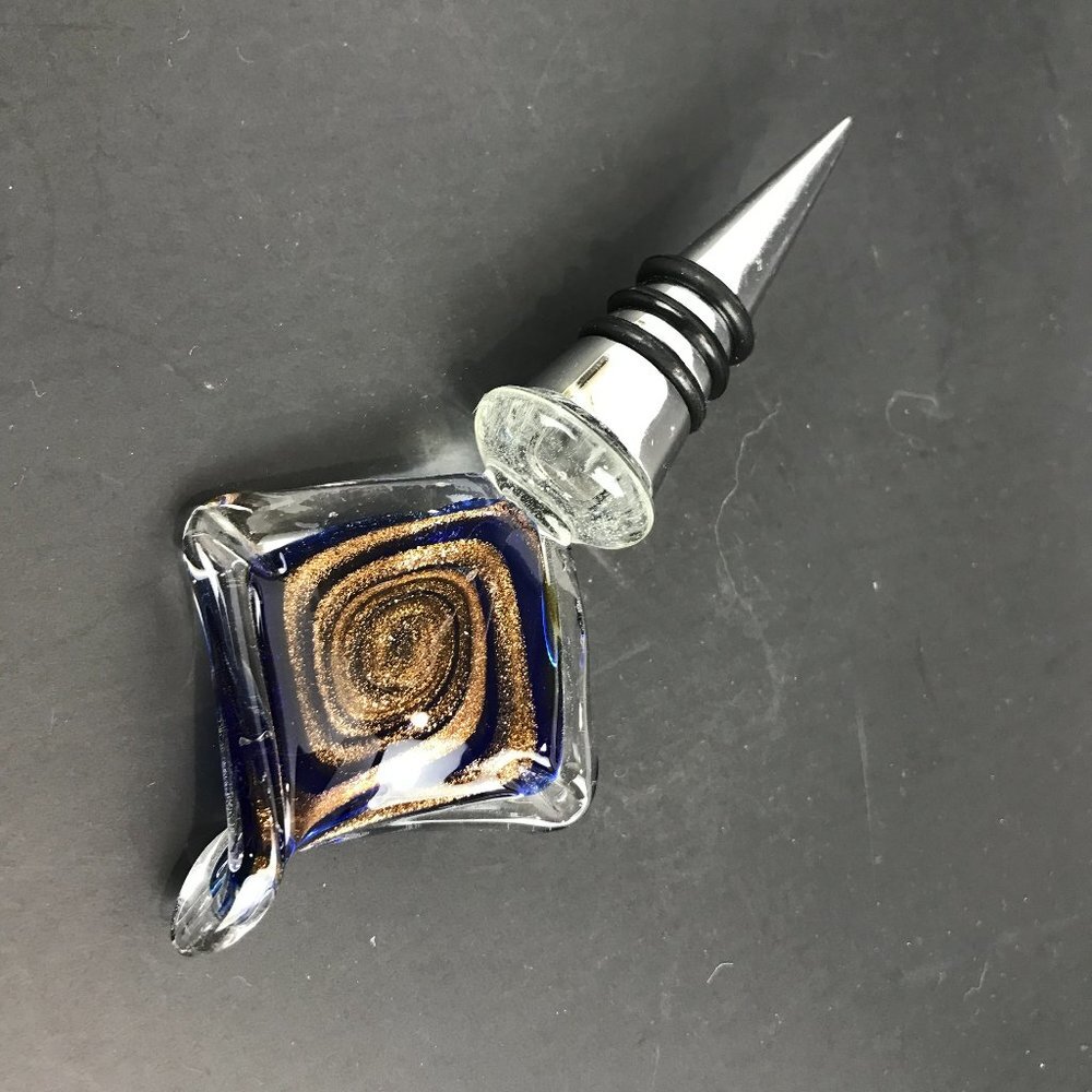 Dichronic glass bottle topper